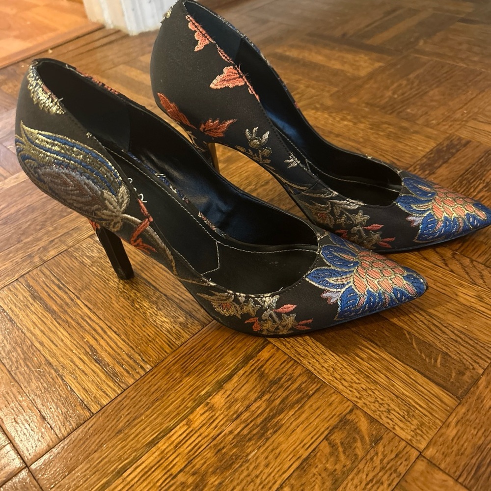 Charles By Charles David Embroidered Heels Pumps Sz  10 Black Blue Floral 4”Heel